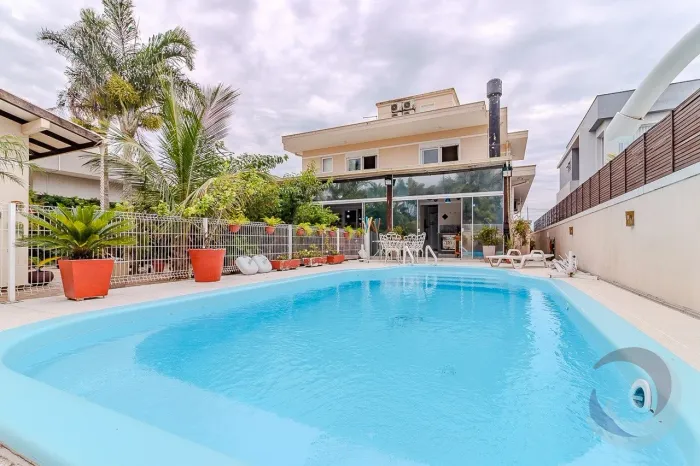 Casa Residencial de 5 dorms no bairro Campeche