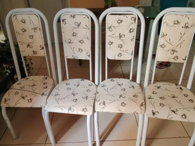 Vendo quatro cadeiras de jantar