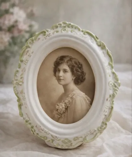 Porta retrato em porcelana com relevei floral verde - antiguidade