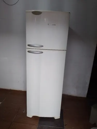 Vende-se geladeira Electrolux dúplex 365 litros 