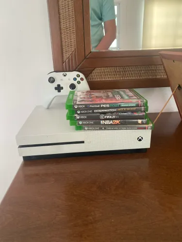 Xbox One S, 1 tb, com dois controles, todos os fios e mais dois jogos de sua preferência