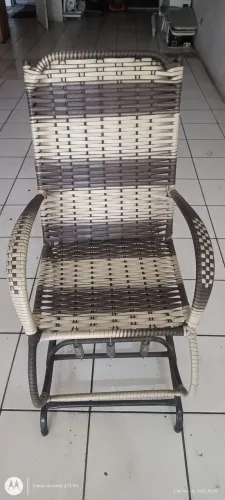 Cadeira de balanço semi nova sem detalhes R$ 199