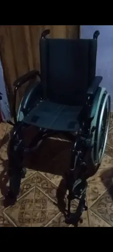 Vendo essa cadeira de rodas, as rodas saem, braços da cadeira saem. Marca boa!