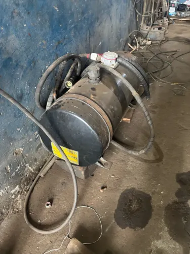 Reservatório hidráulico completo com bomba e mangueiras