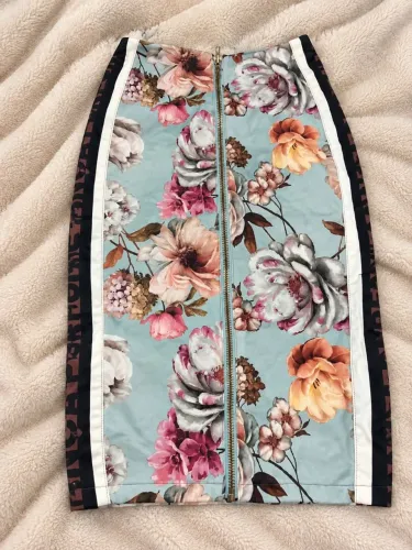 Saia lápis lança perfume. Elegante
