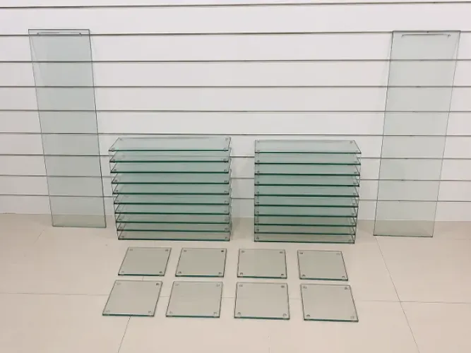 Kit de Prateleiras e Vidros para Painel Canaletado | 30 Peças para Loja