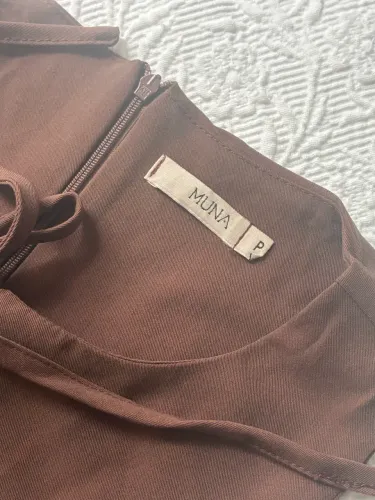 Vestido marrom romântico Mina