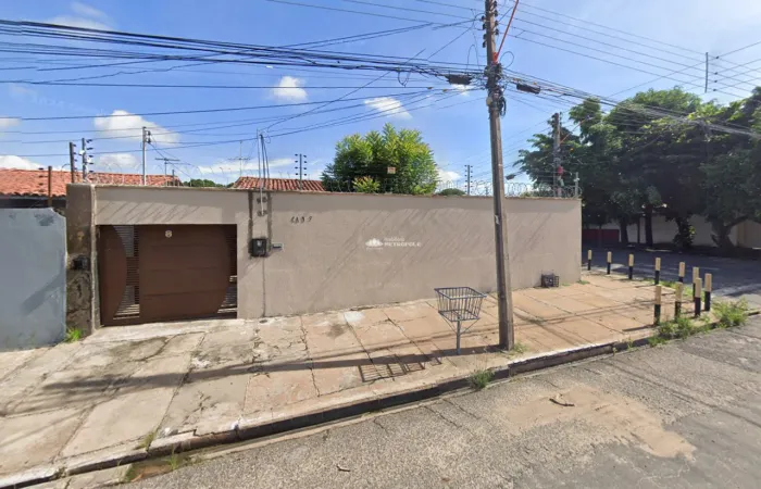 Casa de Esquina à Venda no Bairro Aeroporto