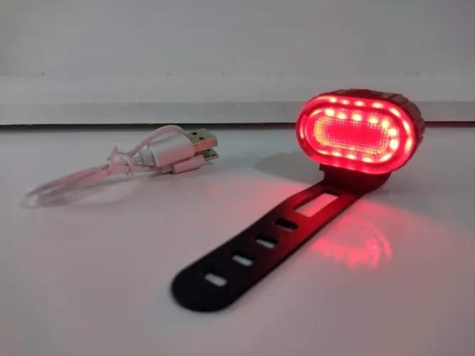 Iluminação LED traseiro para bicicleta - Recarregável - USB - Nova