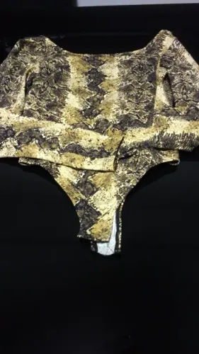 Body manga longa com abertura nas costas