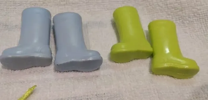 Barbie somente botinhas verde e azul da coleção Sol e Chuva mattel