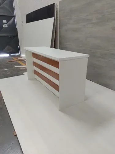 mesa reta com detalhe canelado branca 150cm