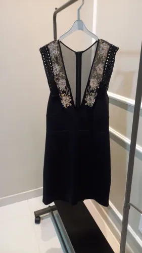 Vestido curto com aplicação 