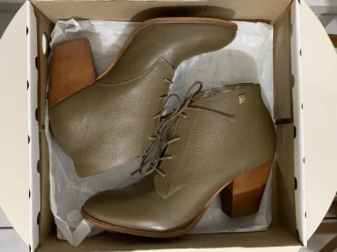 Bota 37 Couro Legítimo / Loucos e Santos