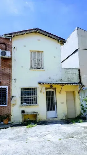 CASA DE VILA FECHADA PARA REFORMA TOTAL, EXCELENTE INVESTIMENTO ; PRÓXIMA AO PARQUE DA AC
