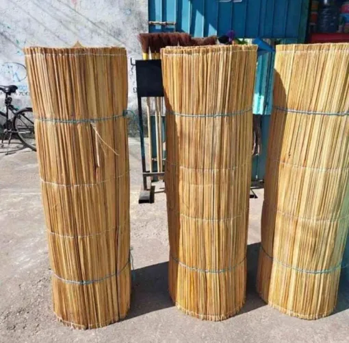 Esteira de palha emendadas.