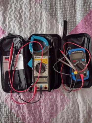 Kit Multímetro Digital com Alicate Amperímetro capacímetro com defeito para consertar 