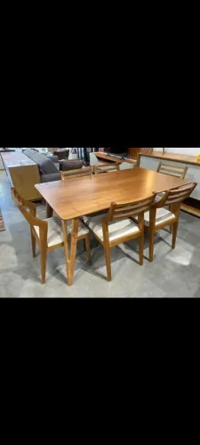 Mesa de madeira maciça