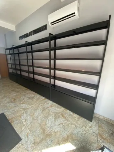 Estante de Metal Preta para Organização