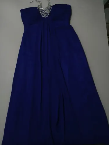 Vestido de festa azul com pedras brilhantes