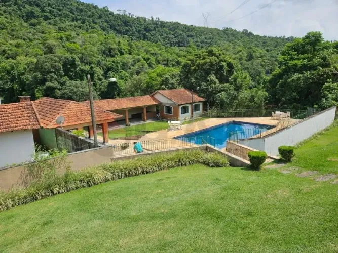 Sítio à Venda em São Roque-SP, Vila Santo Antonio: 6 Quartos, 1 Suíte, 3 Salas, 2 Banheiro