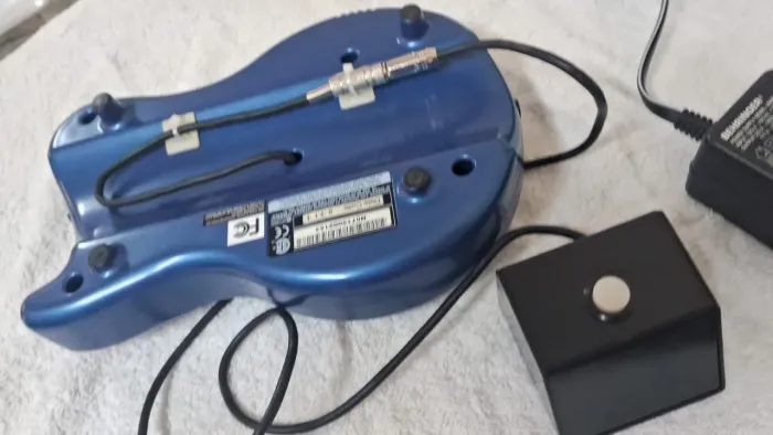 Pedaleira Behringer v amp 2 para guitarra com pedal tap tempo 
