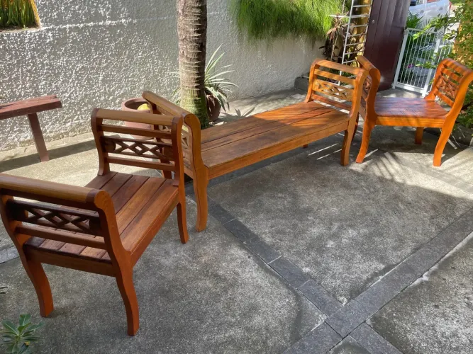 Conjunto de bancos rústicos, modelo divan, em madeira maciça. Móvel rústico!