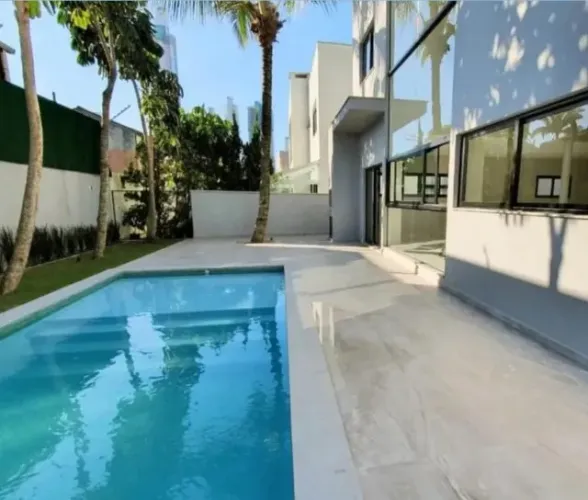 OPORTUNIDADE CASA NOVA EM COND. 5 suítes, 6 bwc, 4 vgs, piscina privativa lazer completo