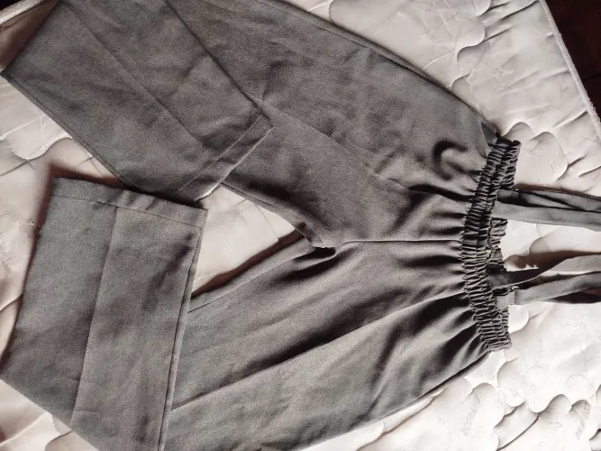 Calça cinza com Suspensórios