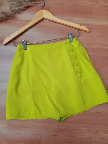 Short Saia Neon com Botões