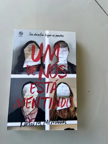 Livro Um de Nós Está Mentindo / Usado