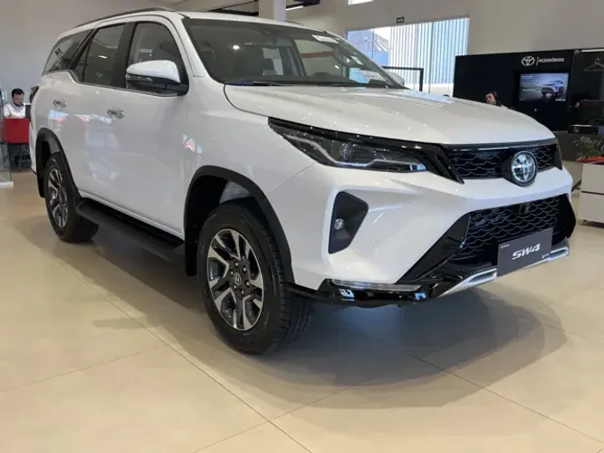 Toyota Hilux SW4 SRX Plat. 4X4 2.8 TB Die. Aut. 2025