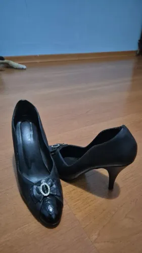 Sapatos de Salto Preto com Detalhe de Laço