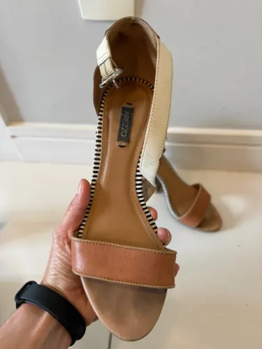 Sandália Arezzo salto bloco número 35