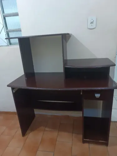 Escrivaninha de madeira com prateleiras