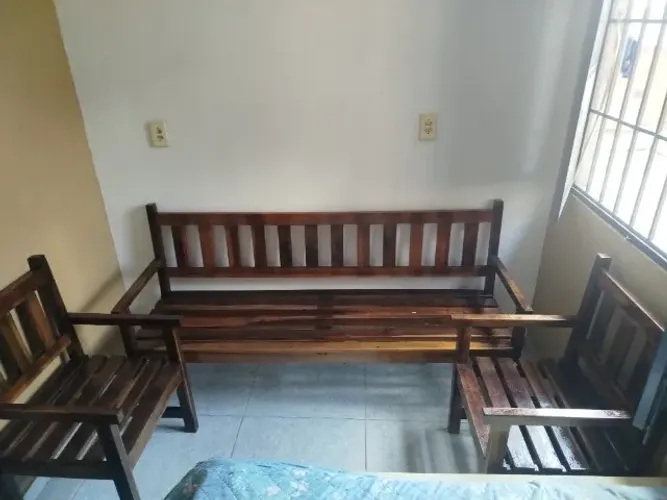 Vendo um conjunto de cadeira de madeira.