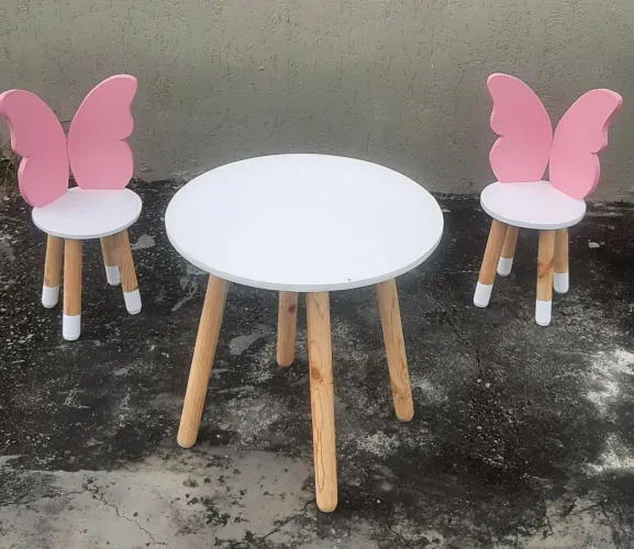 Mesa e cadeiras infantis personalizadas