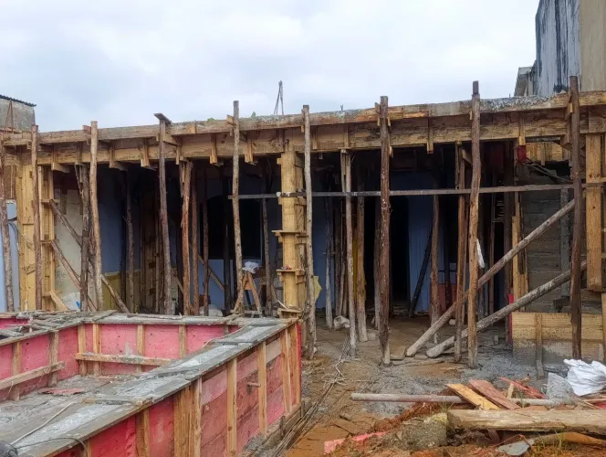 Tábuas, pontaletes e outras madeiras para obras 