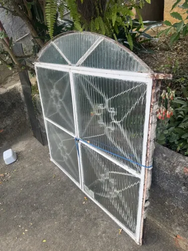 Janela de Vidro com Design Arredondado