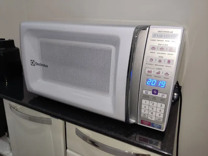 Micro-ondas Electrolux 34L Branco com Função Tira Odor e Manter Aquecido (MEO44) - 127V