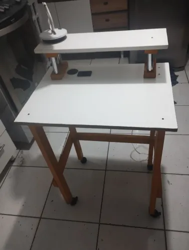 Mesinha para Notebook com luminária e prateleira e rodinhas *leia a descrição*