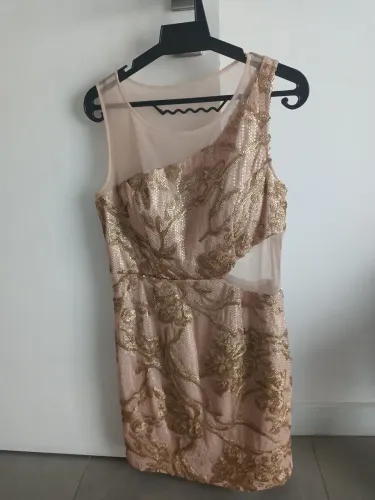 Vestido dourado com renda