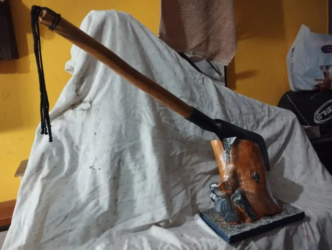 Foice Decorativa em Toco de Árvore Nobre .
