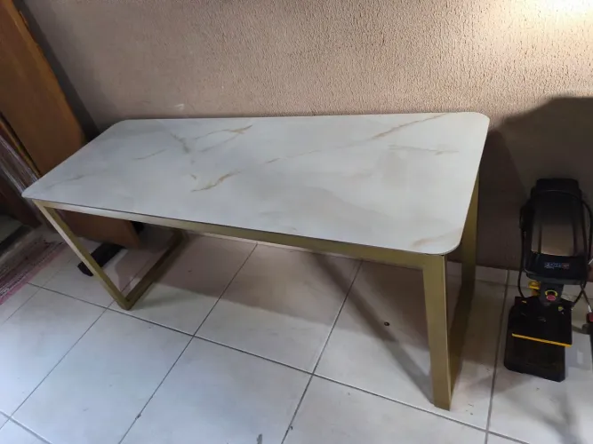 Fábrica de mesa com porcelanato estrutura industrial