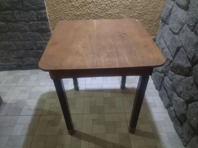 Mesa de madeira 70X70.