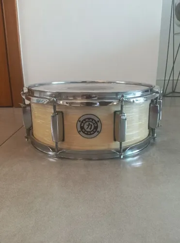 ## Caixa de bateria Nagano Concert Gig 13x5, em Birch e Basswood, excelente estado !!