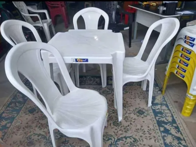 Conjunto de mesa com 4 cadeiras de plástico