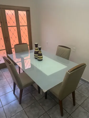 Mesa de Jantar com 4 Cadeiras Vidro Blindex e MDF