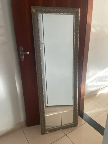 Espelho grande com moldura, tamanho 150x0,53cm