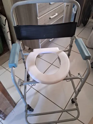 Cadeira de rodas e cadeira de banho 